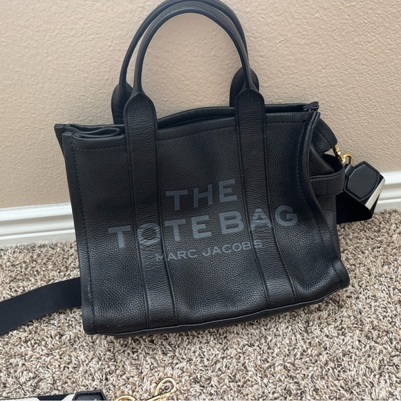Marc Jacobs Handbags - Marc Jacob’s medium tote bag with strap
